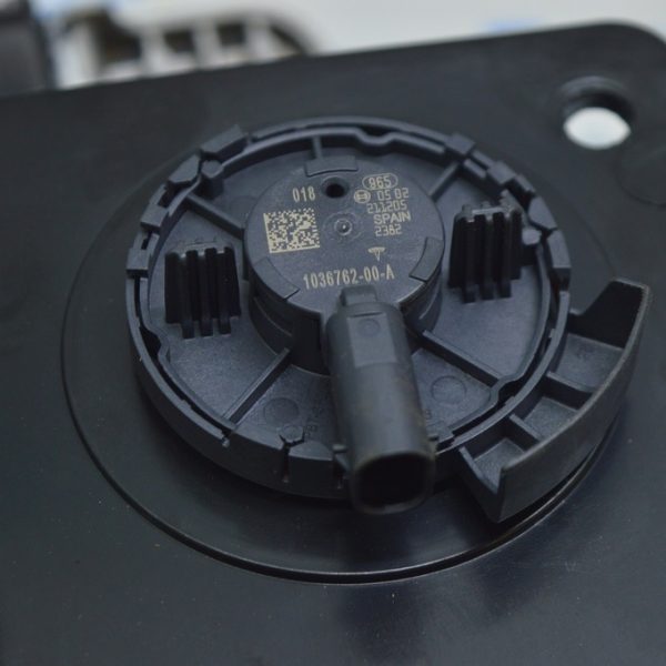 Датчик подушки безопасности дверь передний лев Tesla Model 3 18- 1036762-00-A