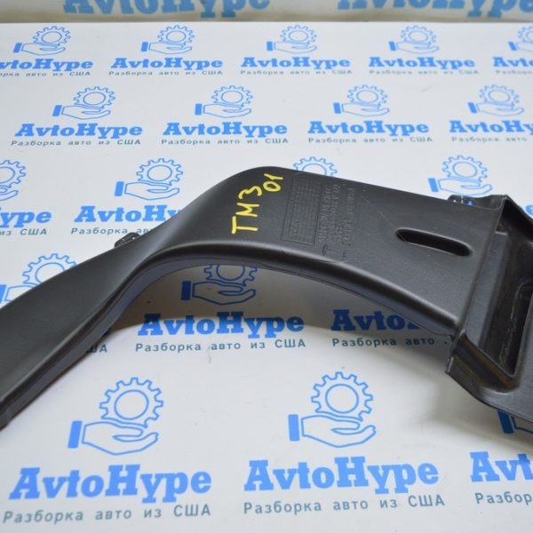 Воздуховод обогрева 2-го ряда сидений правый Tesla Model 3 18- 1092166-00-A