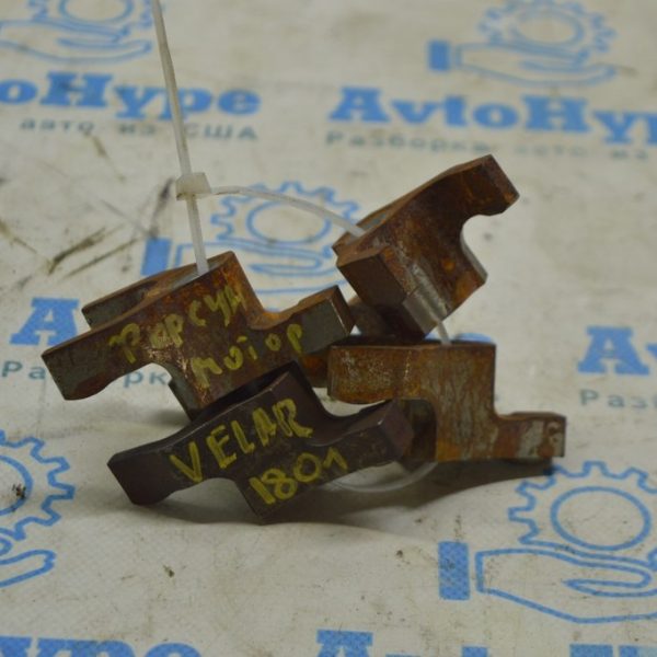 Скоба крепления топливной форсунки Range Rover Velar L560 17- 2.0d LR073696