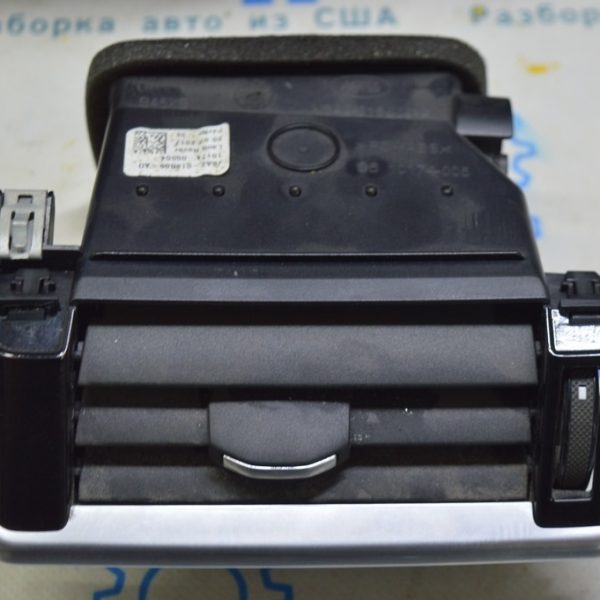 Дефлектор воздуховода передней панели правый Range Rover Velar L560 17- LR094718