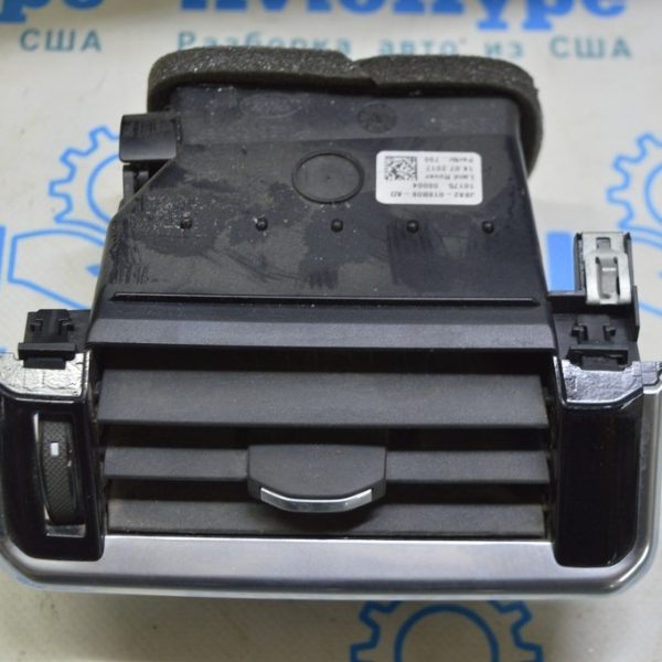 Дефлектор воздуховода передней панели левый Range Rover Velar L560 17- LR094717