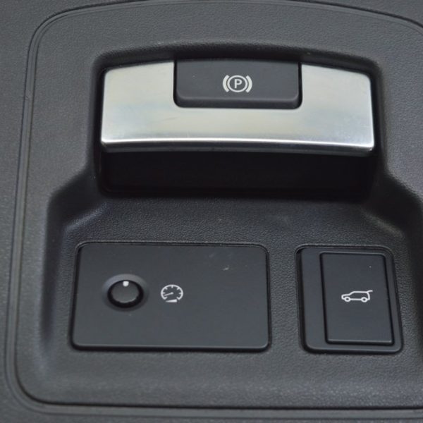 Кнопка открытия двери багажника Range Rover Velar L560 17- на панели LR091206