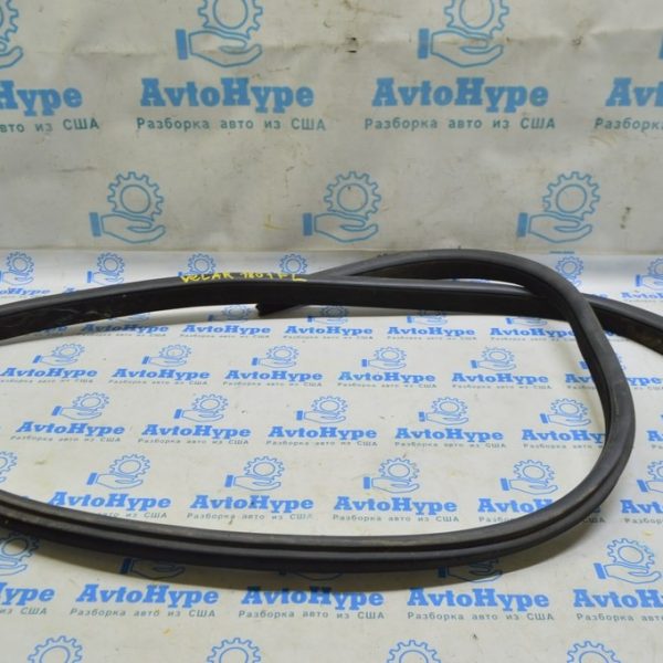 Уплотнитель дверного проема перед лев Range Rover Velar L560 17- черн LR106647