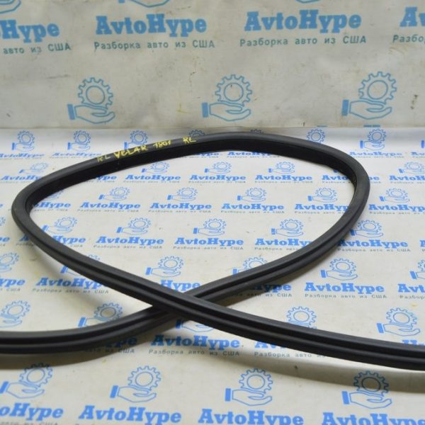 Уплотнитель дверного проема зад лев Range Rover Velar L560 17- черн LR106646