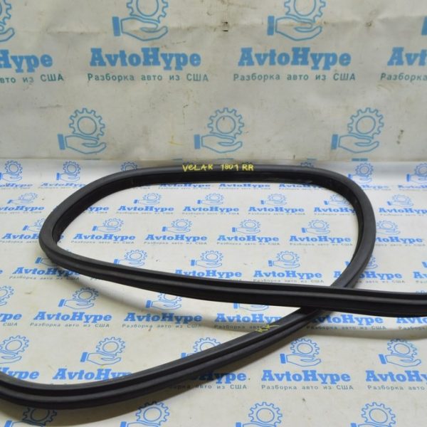 Уплотнитель дверного проема зад прав Range Rover Velar L560 17- черн LR106646