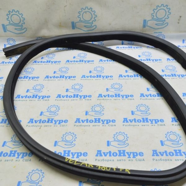 Уплотнитель дверного проема перед прав Range Rover Velar L560 17- черн LR106647