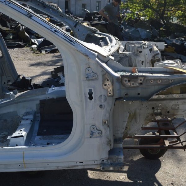 Кронштейн крыла правый нижний Range Rover Velar L560 17- LR116370