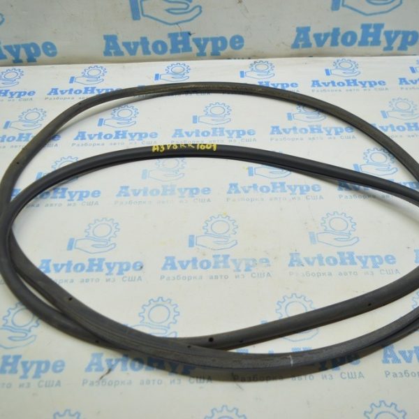 Уплотнитель двери зад прав Audi A3 8V 15-20 8V5-839-912-C