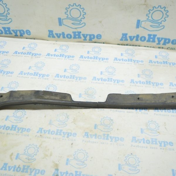 Уплотнитель капота Audi A3 8V 15-20 пластик трещина (01) 8V0-823-126-B