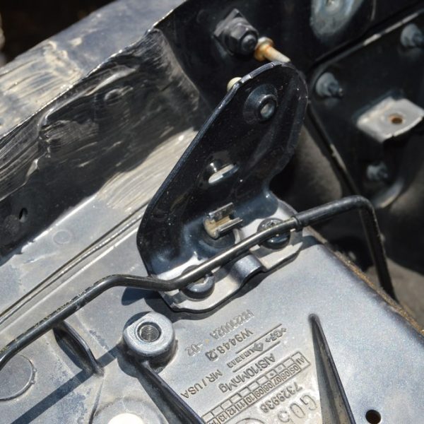 Кронштейн амортизатора капота правый BMW X5 G05 19-24 на кузове 41 00 7492374