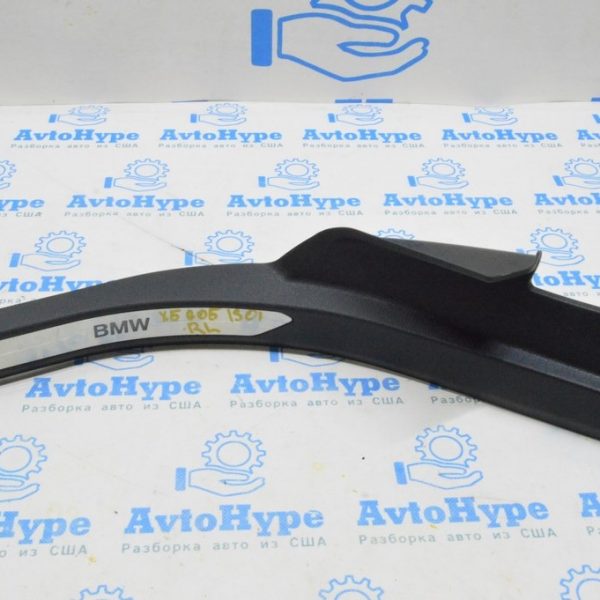 Накладка порога зад лев BMW X5 G05 19-24 черная с хром вставкой BMW, с подсветкой (01) царапин 51 47 7479937