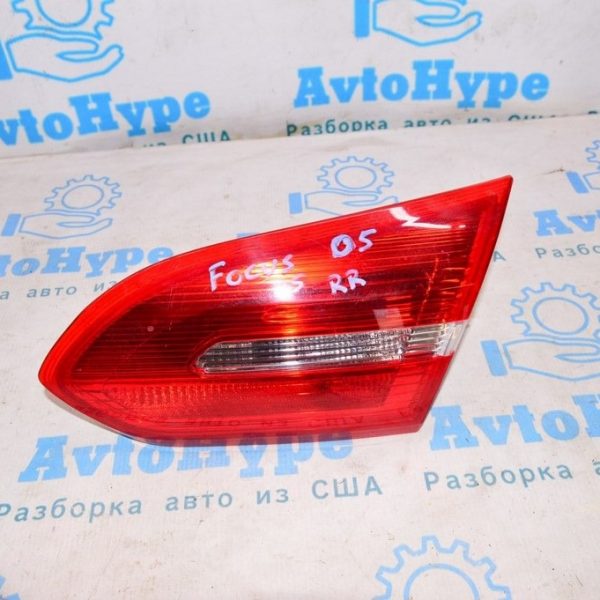 Фонарь внутренний (крышка багажника) правый Ford Focus mk3 15-18 рест 4d (05) F1EB-13A602-DD