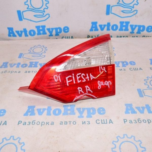 Фонарь внутренний (крышка багажника) правый Ford Fiesta 14-19 рест 4d (01) деф.трещина в стекл D2BZ-13404-D