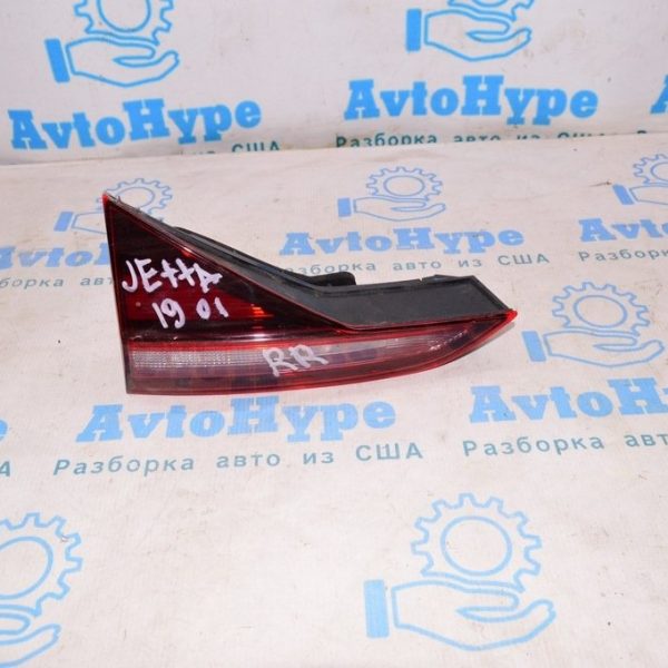 Фонарь внутренний (крышка багажника) правый VW Jetta 19- (01) 17A945094