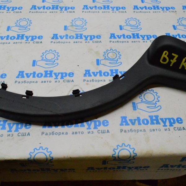 Накладка петли крышкки багажника правая VW Passat b7 USA 561971822a