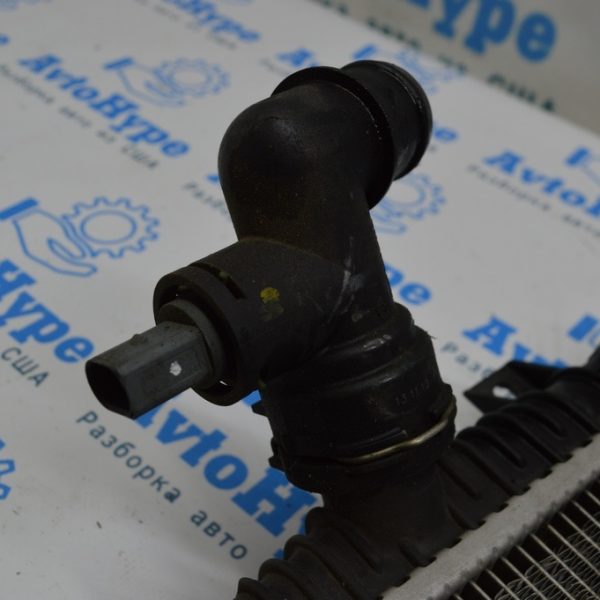 Фланец с радиатора ОЖ с датчиком VW Passat b7 USA 06k 919 523