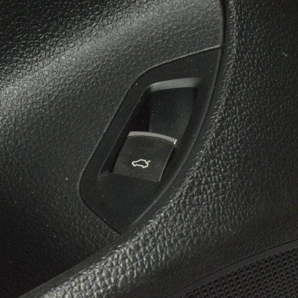 Кнопка открытия багажника перед лев VW Passat b7 USA черн 561-959-831-REH