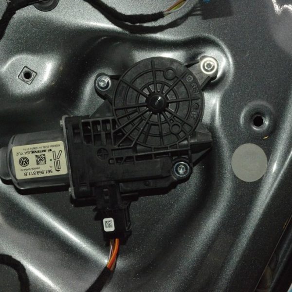 Стеклоподъемник с мотором зад лев VW Passat b7 USA 561-839-461-F