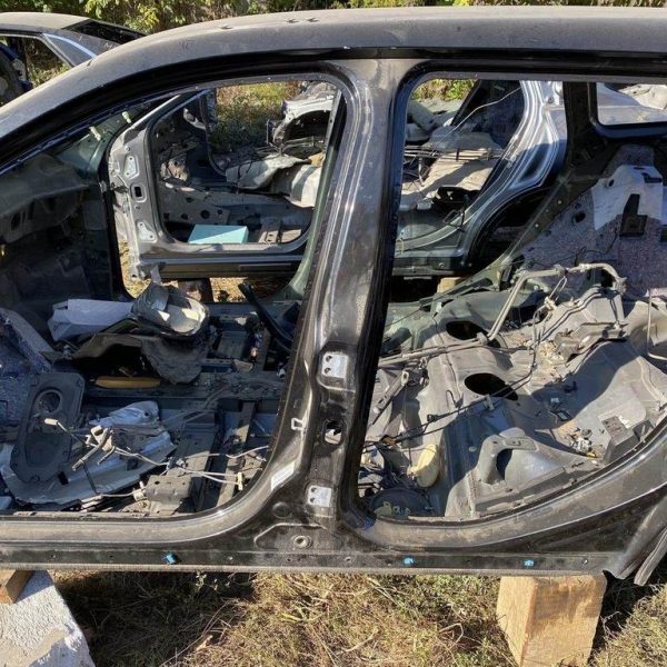 Стойка кузовная центральная левая Jeep Cherokee KL 14- черная,цвет PXR (02) 68340151AB