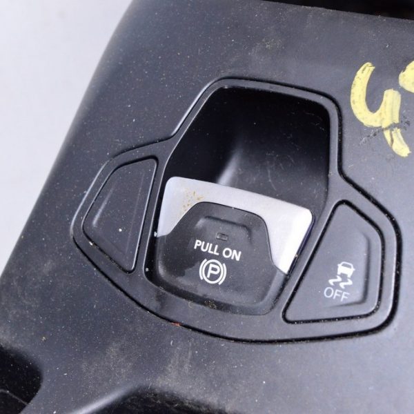 Кнопка Паркинг на центральной консоли Jeep Renegade 15-