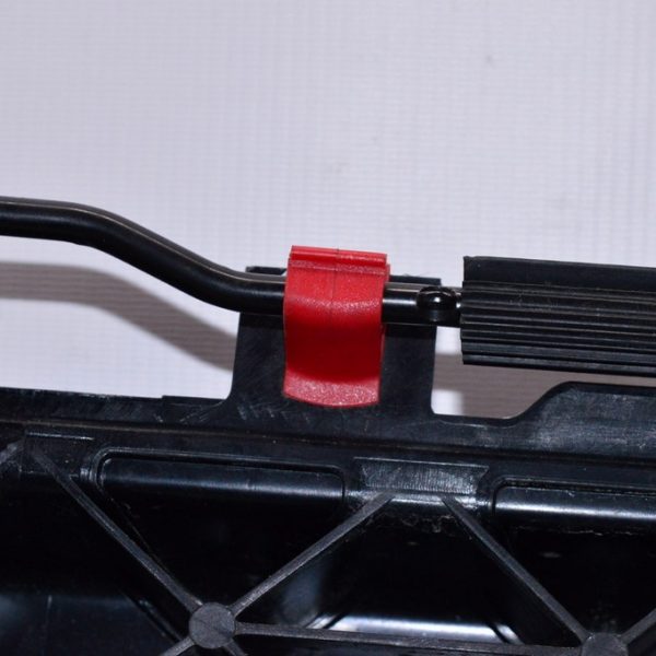 Кронштейн защелка палки опоры капота Jeep Renegade 15- 68094853AA