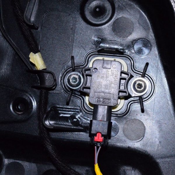 Датчик подушки безопасности дверь лев Jeep Renegade 15- 68247271AA