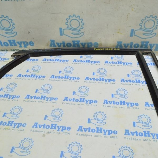 Уплотнитель стекла с верхним молдингом зад прав Ford Focus mk3 11-18 DM5Z-5825766-A