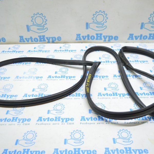 Уплотнитель двери перед лев Subaru Forester 19- SK 63511SJ010