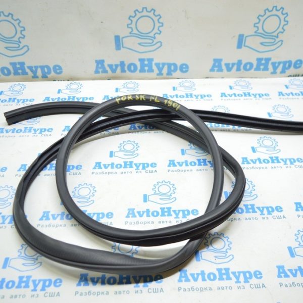 Уплотнитель дверного проема перед лев Subaru Forester 19- SK 63571SJ000