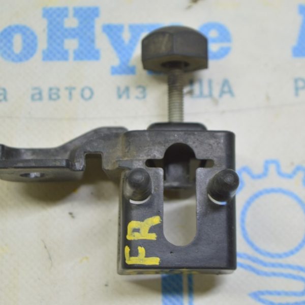 Отбойник капота с кронштейном правый Ford Fusion mk5 13-16 ds73-16c618-ae DS7Z16758C