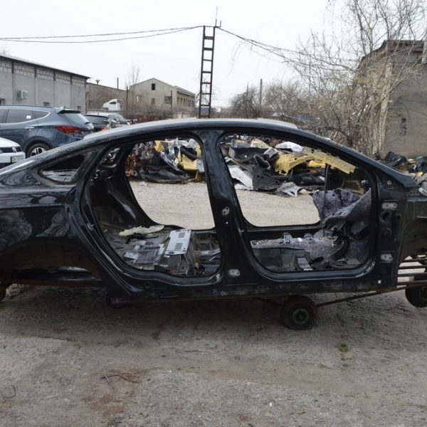 Стойка кузовная центральная правая Ford Fusion mk5 13- (06) черная на кузове HS7Z-54211A10-A