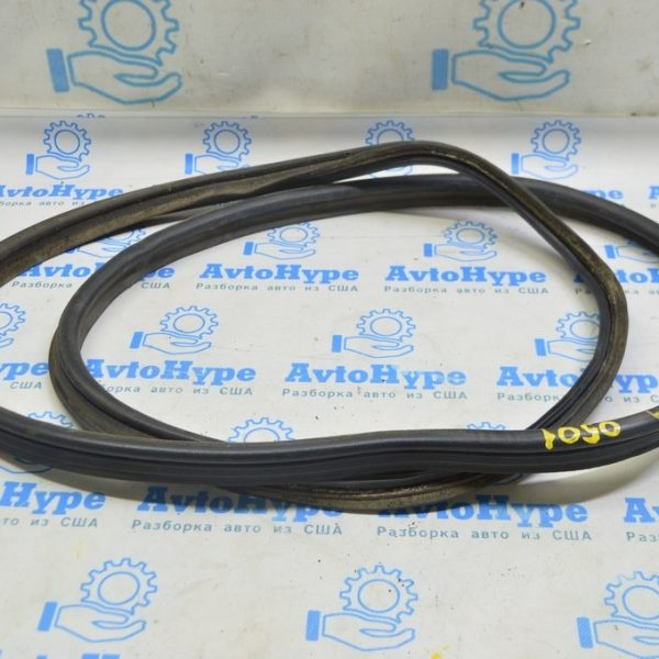 Уплотнитель крышки багажника Lexus GS300 GS350 GS430 GS450h 06-11 6446130340