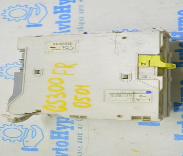 Блок предохранителей в торпеде правый Lexus GS300 GS350 GS430 GS450h 06-11 (01) 8273030291