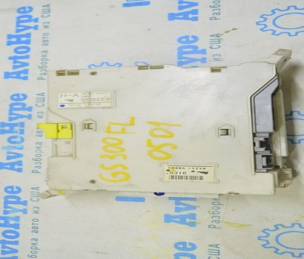 Блок предохранителей в торпеде левый Lexus GS300 GS350 GS430 GS450h 06-11 (01) 8273030271