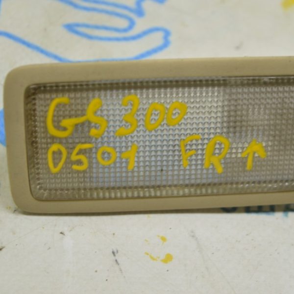 Плафон освещения перед прав Lexus GS300 GS350 GS430 GS450h 06-09 бежевый 81340-30100-A0