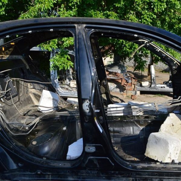 Стойка кузова центральная правая Lexus IS250/IS300/IS350 06-13 черная (01) 61311-53030