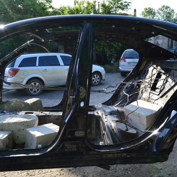 Стойка кузова центральная левая Lexus IS250/IS300/IS350 06-13 чеерная (01) 61312-53030