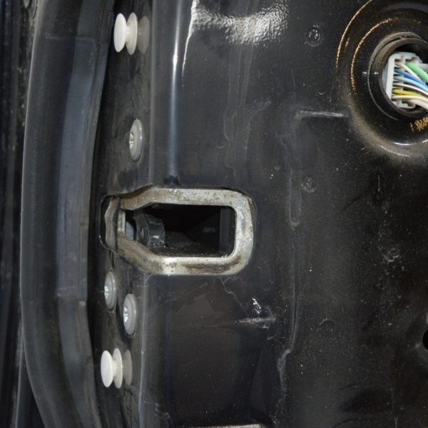 Замок двери перед лев Lexus IS250/IS300/IS350 06-13 69040-53110