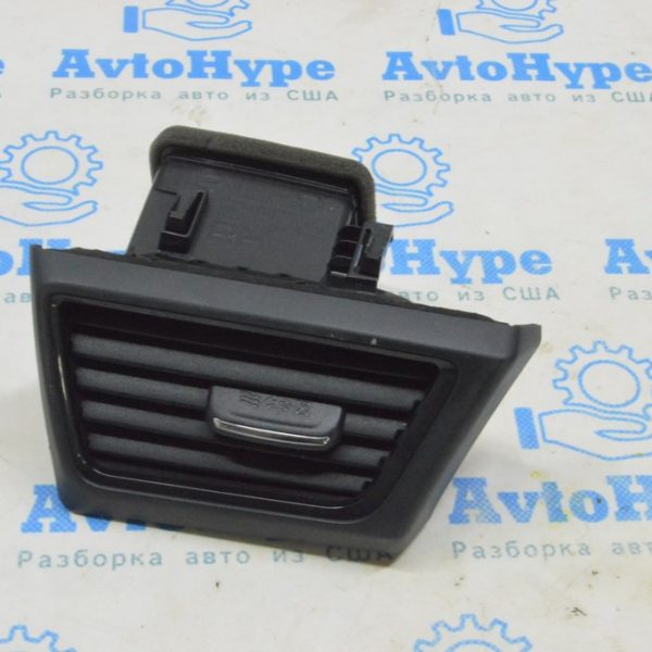 Воздуховод передней панели правый Nissan Leaf 18- с черной накладкой 68760-5SA0B