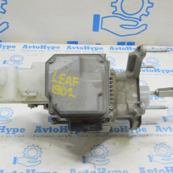 Главный тормозной цилиндр с ваккумным усилителем в сборе Nissan Leaf 18-22 с бачком под R16(2) 46007-5SA2A