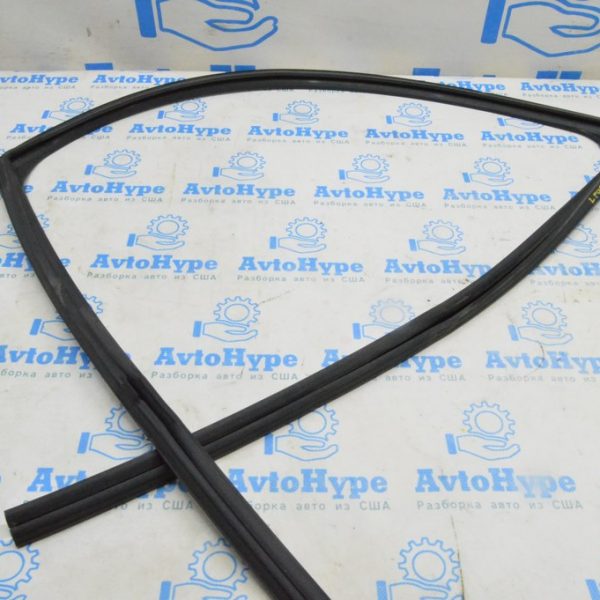 Уплотнитель стекла передний левый Nissan Leaf 18-24 803315SF0A