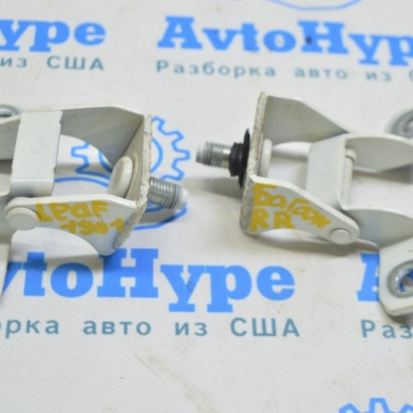 Петля двери багажника правая Nissan Leaf 18- 90400-1U60C