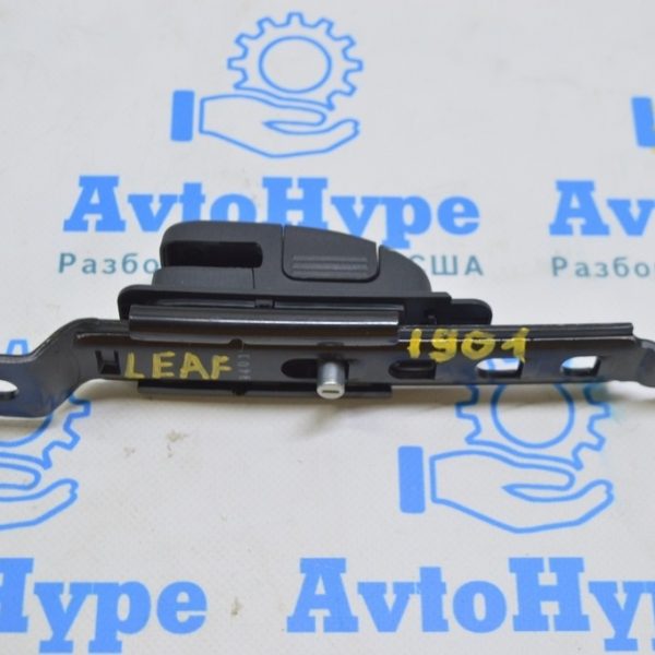 Регулировка высоты пассажирского ремня безопасности Nissan Leaf 18-19 черный