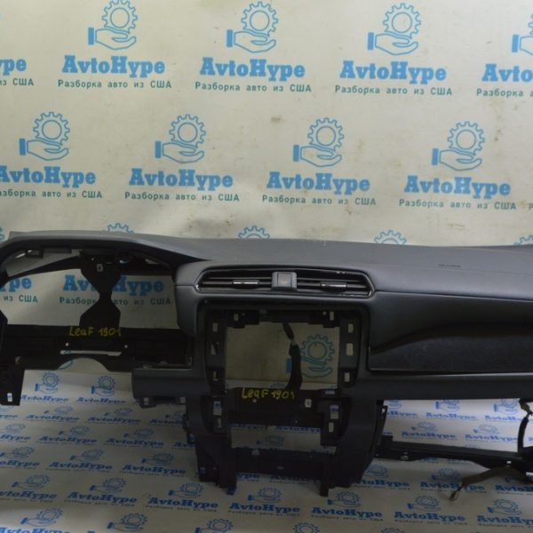 Торпедо передняя панель голая Nissan Leaf 18-19 черная (01) царапины 68200-5SA0B