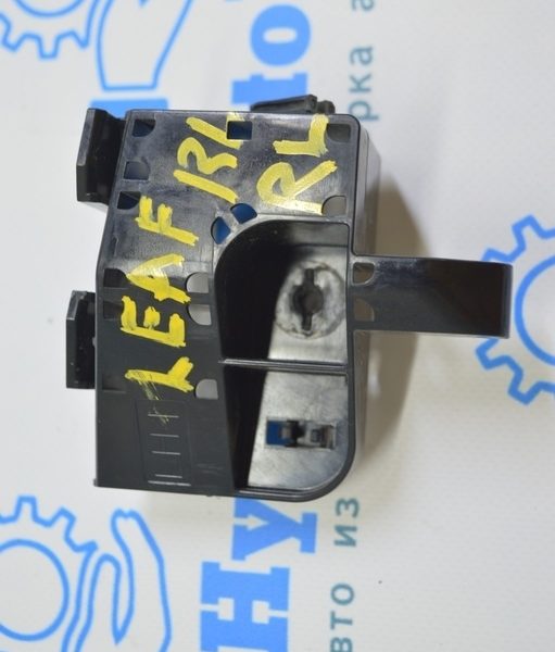 Крепление заднего бампера под фонарем левое Nissan Leaf 18- 85229-5SK0A