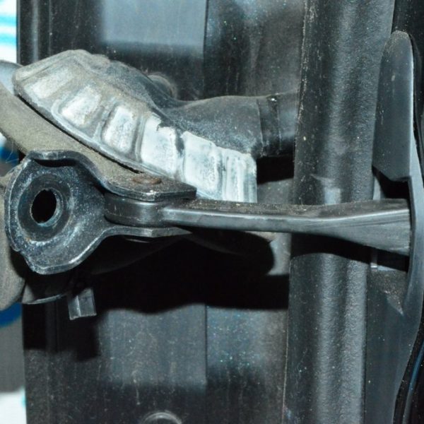 Ограничитель двери перед прав Lincoln MKZ 13- DP5Z-5423552-B