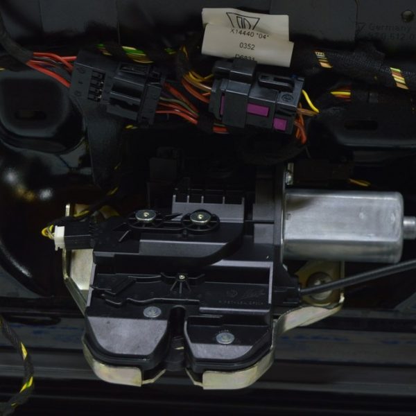 Замок двери багажника Porsche Panamera 14-16 с тросиком 970-512-053-05