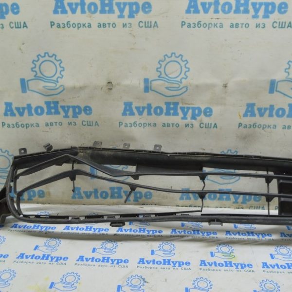 Решетка переднего бампера центр Porsche Panamera 10-16 черная (01) замята, надрывы 970505541061E0