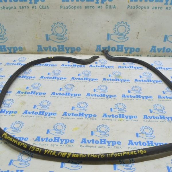 Уплотнитель капота передний Porsche Panamera 10-16 (01) надрыв 97051161101