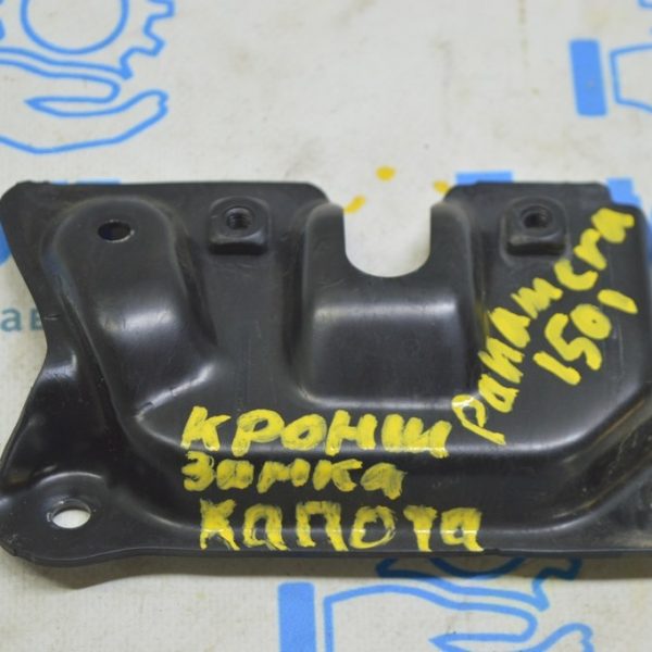 Кронштейн замка капота Porsche Panamera 10-16